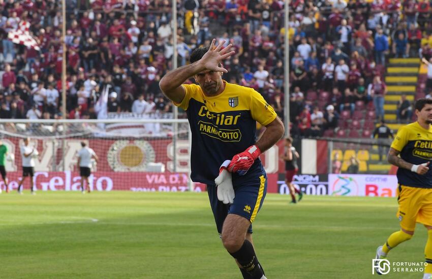 Gigi Buffon rinnova con il Parma: giocherà fino a 46 anni