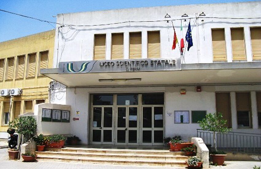 Boom di iscrizioni al liceo “Enrico Fermi” di Ragusa. Firrincieli (M5S):”Non ci sono spazi adeguati. Necessario trovare soluzioni immediate o le richieste di iscrizione rischiano di essere rigettate”