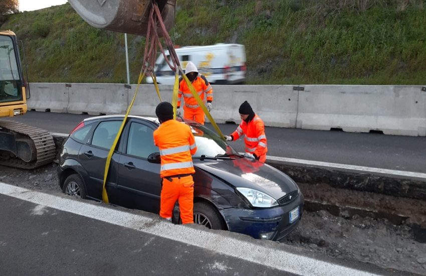 Perde il controllo della sua auto e va a finire nel cantiere Anas: paura sulla Tangenziale