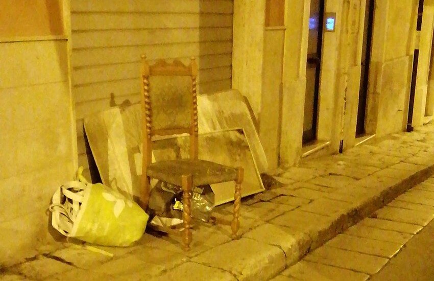 Rifiuti ingombranti in centro storico a Ragusa. Chiavola: “Dopo quattro anni di amministrazione Cassì, continuiamo a confrontarci con gli stessi disagi di sempre legati all’igiene ambientale”