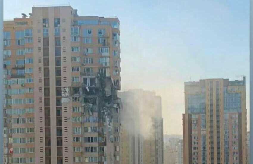 VIDEO – Kiev, resistenza estrema. Armi alla popolazione, si costruiscono molotov. “Si annuncia una strage”