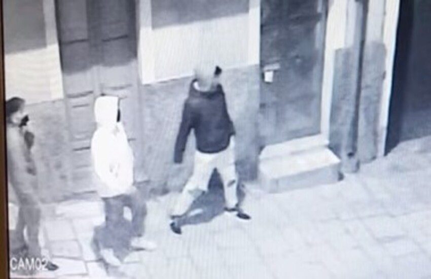 Ragusa. Bulli in azione ripresi dalle telecamere: lancio di pietre e finestre rotte in via Rossini