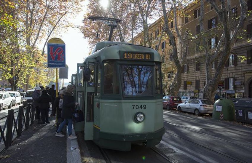 Centocelle, parcheggia l’auto sui binari del tram: servizio fermo per un’ora