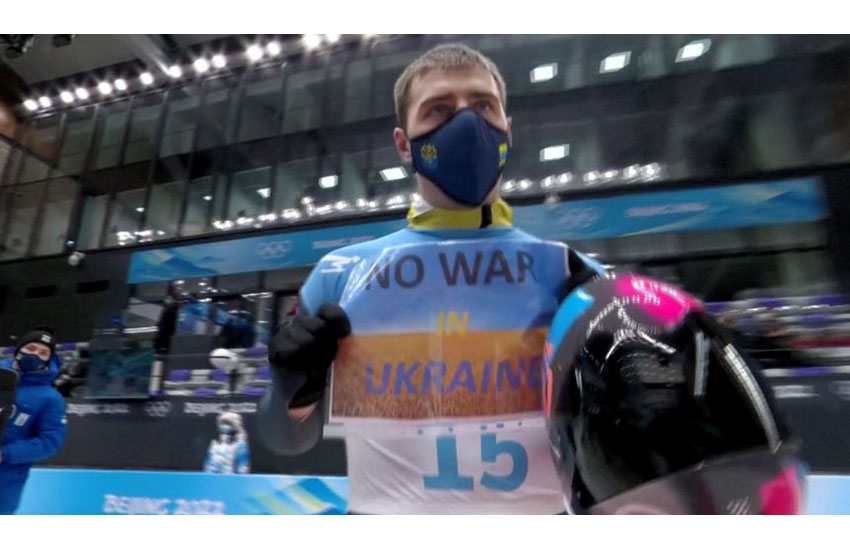 Giochi di Pechino, mostra un cartello contro la guerra e corre il rischio di essere squalificato