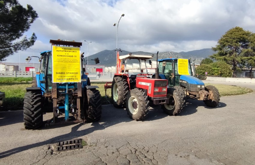 La protesta degli autotrasportatori arriva a Sezze: presidio pacifica al quale si uniscono i titolari di aziende agricole