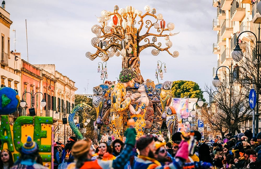 Torna il Carnevale in Puglia, ma le sfilate vengono rinviate: ecco quando