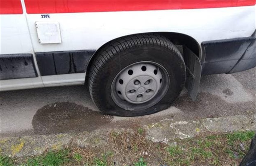 Tagliano gli pneumatici di un’ambulanza durante un soccorso al Rione Traiano: “Poteva essere una tragedia”