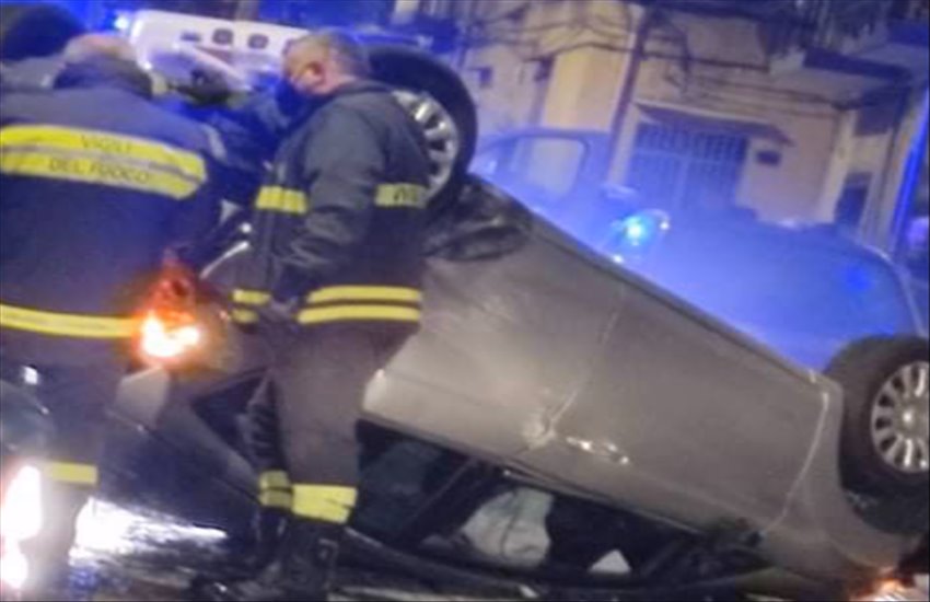Terrificante incidente a Barra, un’auto sfreccia a tutta velocità e si ribalta dopo aver sfiorato due persone