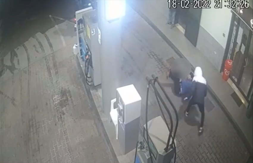 Rapina choc in una pompa di benzina a Giugliano, benzinaio minacciato e preso a calci (VIDEO)
