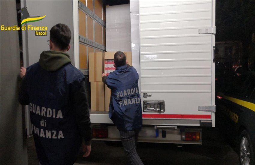 Arrestato a Volla un contrabbandiere di Ercolano: sequestro record, oltre 2 tonnellate di sigarette