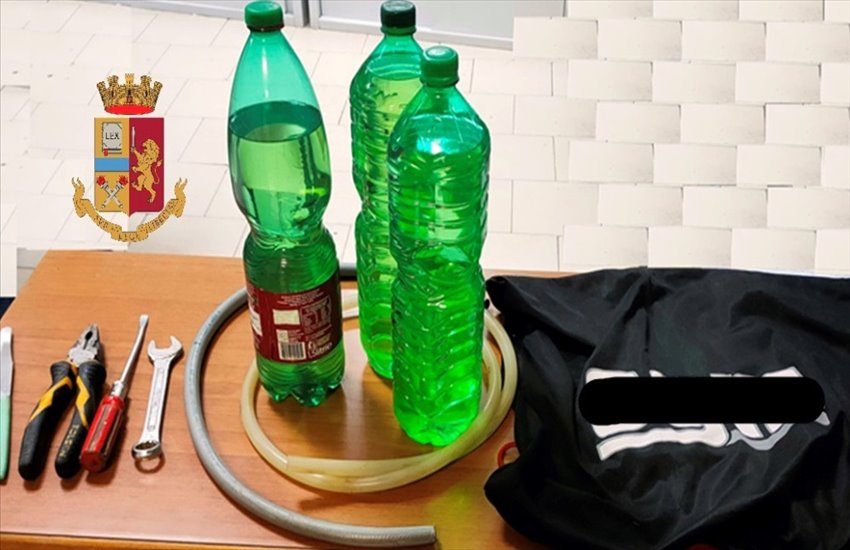 Materdei, rubava benzina dagli scooter in sosta