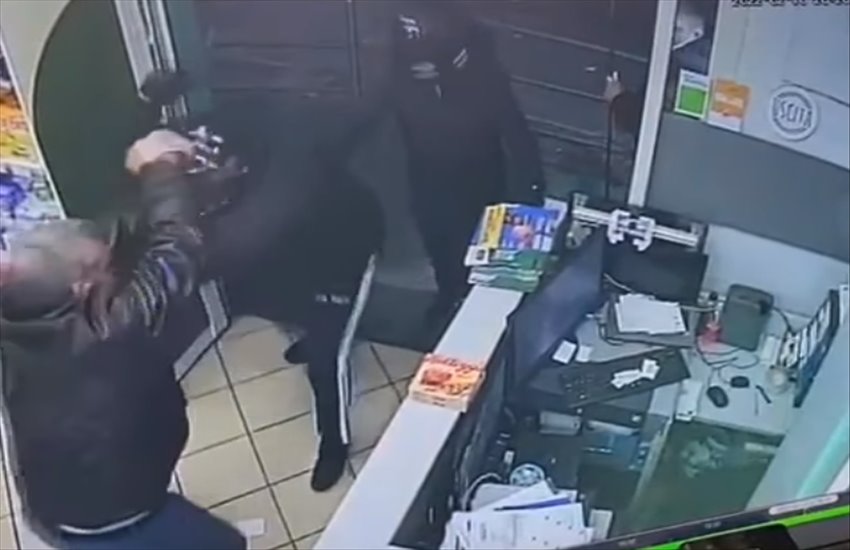 Diventa virale il video choc della rapina in un negozio di Soccavo. L’ira di Borrelli: “Basta inneggiare alla delinquenza, siamo dalla parte dei cittadini per bene”