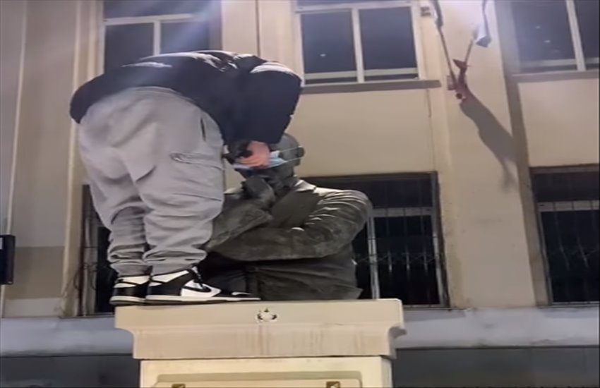Vandali deturpano ed insultano la statua di Totò a Casalnuovo. Il video della vergogna