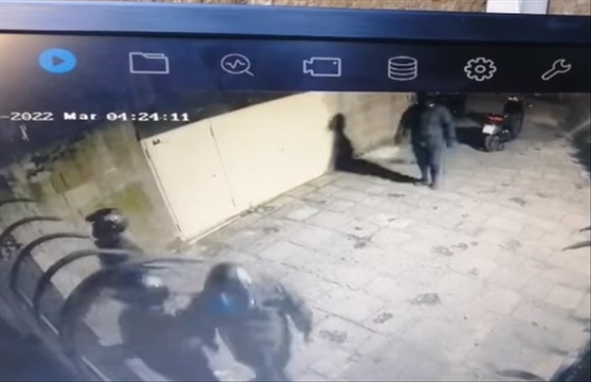 Vomero sempre più ostaggio di criminali, ladri e delinquenti: furto con scasso in un parco per rubare 2 scooter (VIDEO)