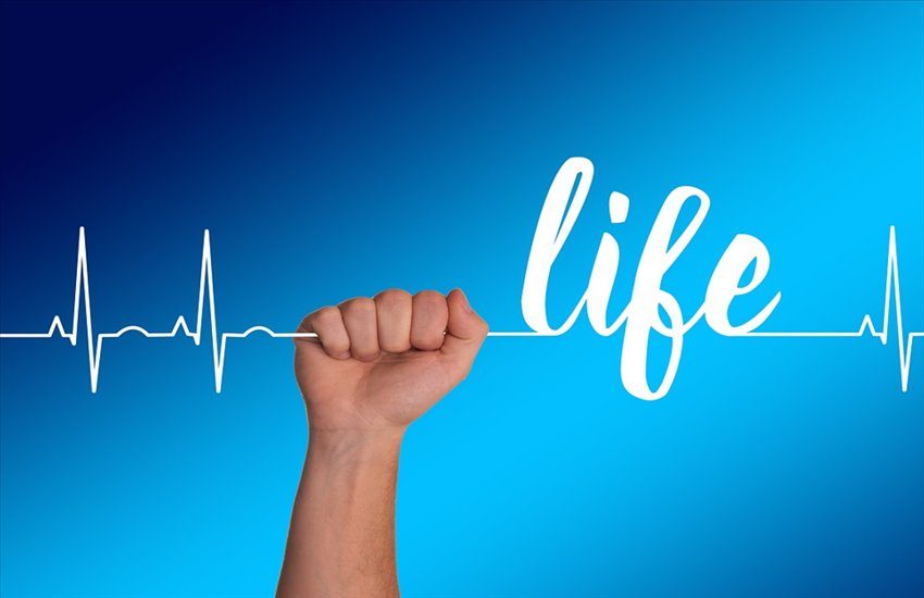 Ha un malore all’ufficio postale di Posillipo, salvato da una farmacista: “Salvare una vita umana è stata un’emozione”