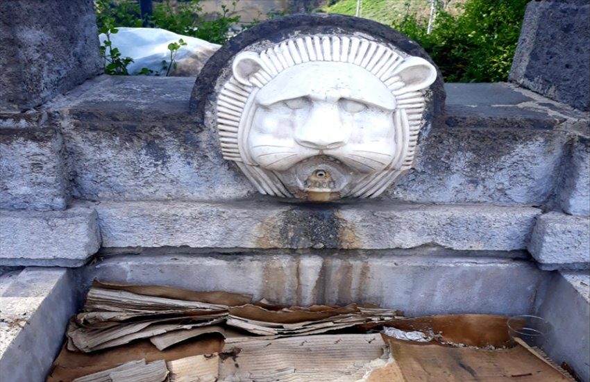Fontana della Duchessa a Capodimonte ridotta a pattumiera. L’ira di Borrelli: “Inciviltà e abbandono stanno portando alla rovina i nostri monumenti”