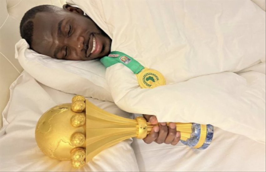 Koulibaly dorme con la coppa d’Africa ed è pronto a rientrare a Napoli per inseguire un altro sogno