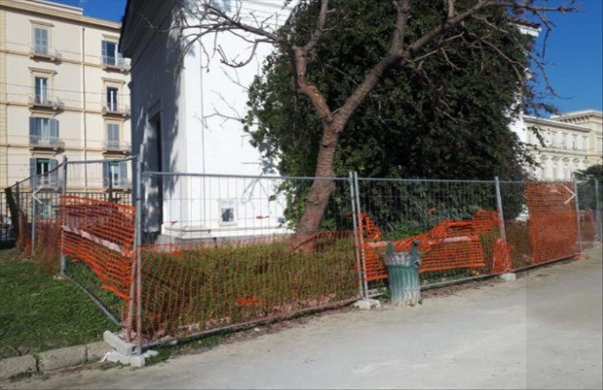 Villa Comunale, a due mesi dall’incendio i cancelli restano ancora chiusi. Tuona Europa Verde: “Riaprire subito”