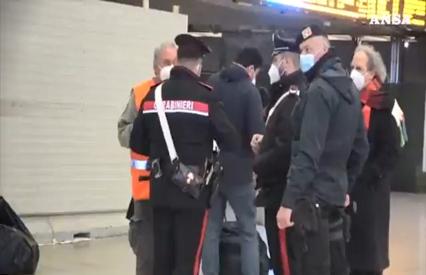 La solidarietà diventa reato: i carabinieri fermano volontari che distribuiscono pasti (VIDEO)
