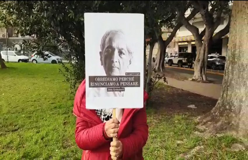 Catania, protesta no green pass: “Tutto ha origine dalle Torri Gemelle”