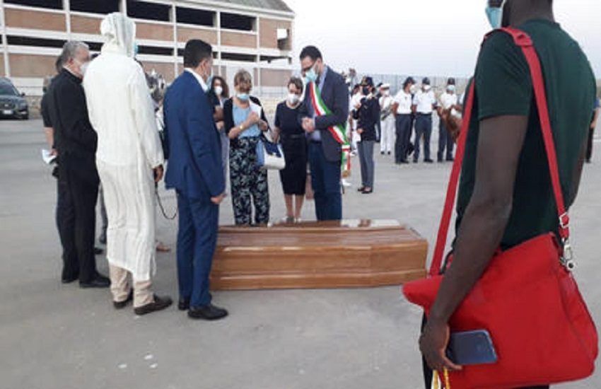 Lampedusa, completate le operazioni di riconoscimento dei sette bengalesi morti