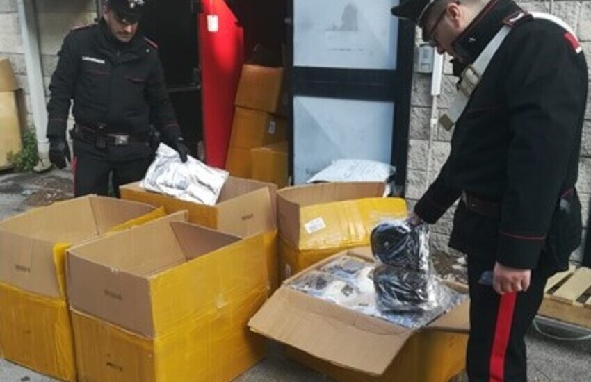 Misterbianco, sequestrati oltre 14mila capi d’abbigliamento contraffatti: denunciato un commerciante