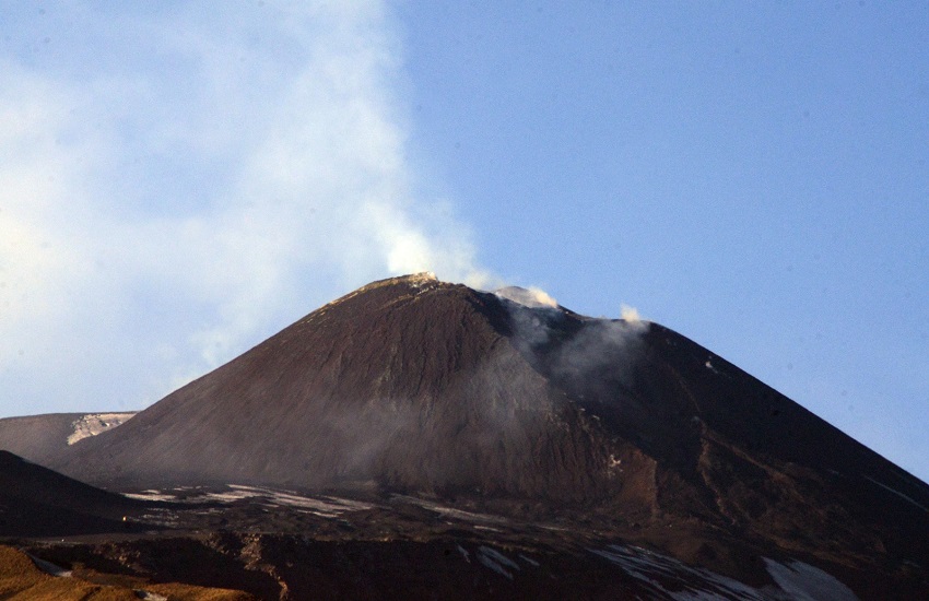 Etna, trabocco lavico dal Cratere di Sud-Est: sorgenti a 2.800 metri sopra il livello del mare