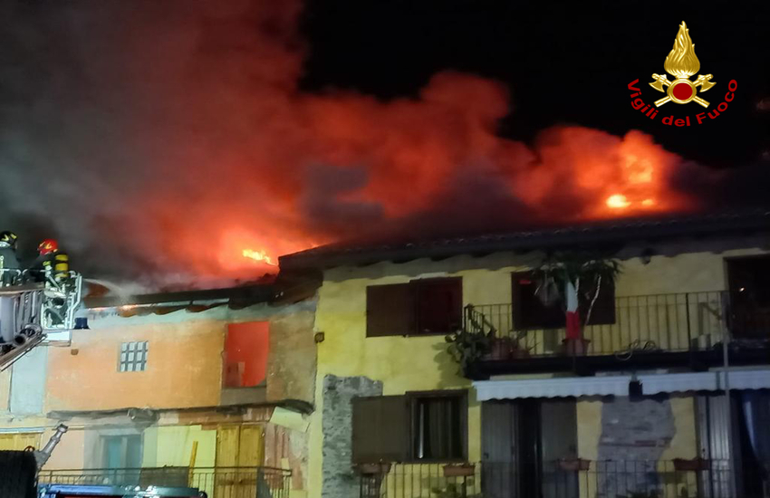 A fuoco il tetto di un’abitazione: coinvolti 3 alloggi. Sfollate le famiglie. Le foto