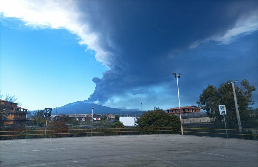 Etna: nube vulcanica alta 11 Km. Voli dirottati su Comiso