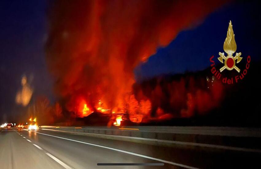 VIDEO e FOTO-Chiusa entrambe le direzioni l’autostrada A6 TORINO-SAVONA per l’incendio di una cascina