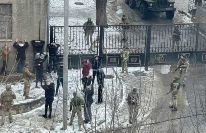 VIDEO – Battaglia a Kharkiv. Kiev, coprifuoco dalle 17, l’appello del sindaco sul rischio sabotatori. Sarà una lunga notte