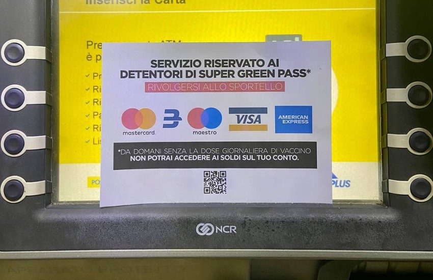 Se vuoi ritirare i soldi dal bancomat, devi vaccinarti: la provocazione a Latina