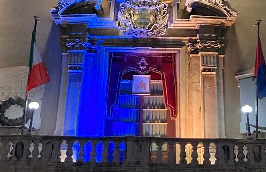 Solidarietà per Ucraina in guerra: balcone centrale Palazzo degli Elefanti illuminato di giallo e blu