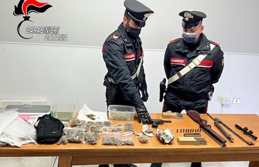 Palagonia, in giro con 100g di marijuana e una pistola con 5 proiettili nel caricatore. Arrestato
