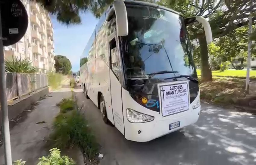In Sicilia si celebra il funerale dei bus turistici