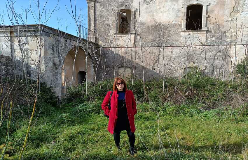 Modica: la “Casina rossa” da anni in stato di totale abbandono, anche se destinataria di un apposito progetto regionale. Sopralluogo dell’on. Stefania Campo