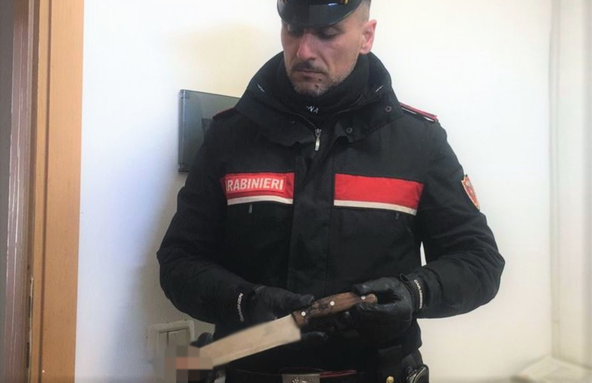 Bologna: 35enne litiga con i coinquilini per la colazione e li accoltella