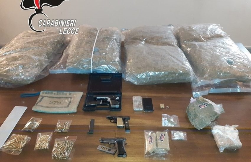 Armi, munizioni e oltre 20 chili di droga nel ripostiglio, ma lui non si trova. Ricercato 27enne