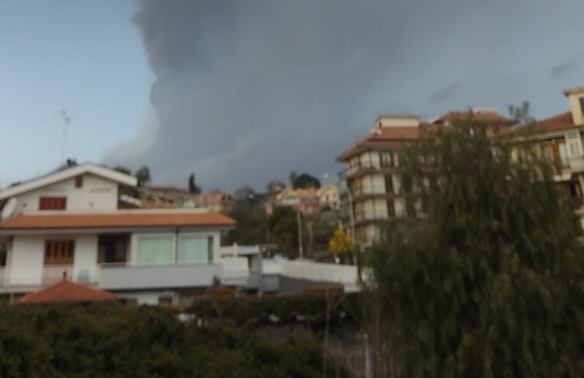 Etna, eruzioni al Cratere di Sud-Est e cenere in diversi comuni: ancora ritardi all’aeroporto di Catania