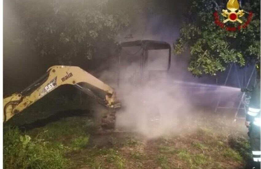 Misterioso incendio in agriturismo, due mezzi incendiati. Si indaga sulle cause