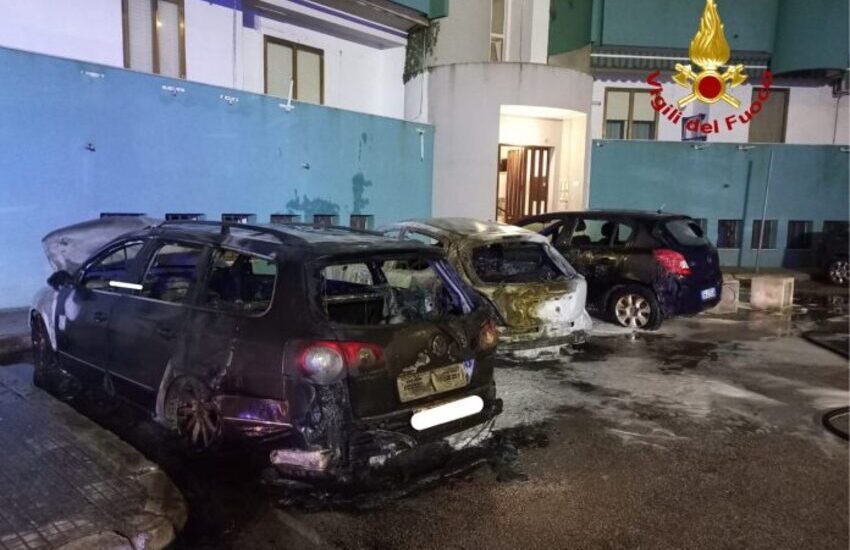 Tre auto incendiate in città, si sospetta origine dolosa