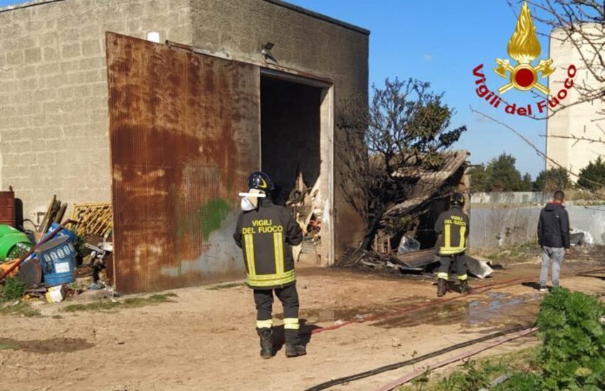 Incendio in un deposito. Bruciano alcuni attrezzi e crolla parte della tettoia