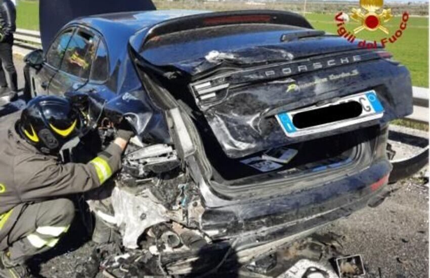 Scontro tra auto nel Salento, sulla corsia opposta curiosi si fermano per guardare e scatta tamponamento. Quattro feriti