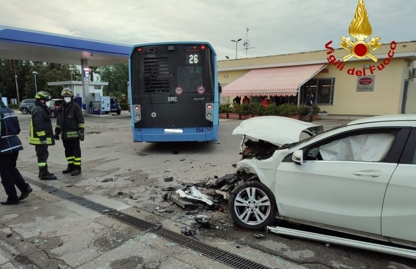 Violento schianto tra auto e bus, 38enne incastrato tra le lamiere