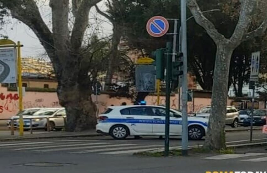 Incidente su via Ostiense, è grave il rider travolto dall’autobus ieri sera