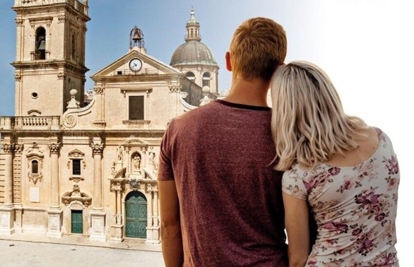 “Amore è umiltà”: il Vescovo di Ragusa incontra i fidanzati