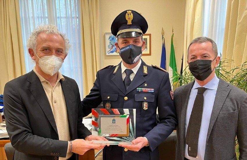 Fuori dal servizio, viene ferito mentre arresta uno spacciatore: premiato in comune a Latina