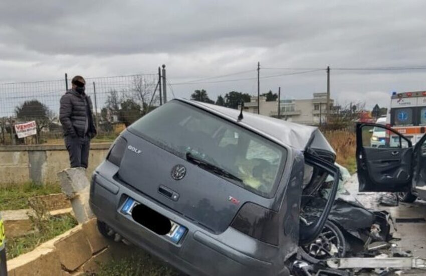 Violento schianto tra auto sulle strade salentine, feriti in tre