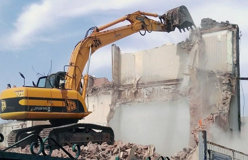 Librino, abbatte con la ruspa un muro e si appropria prepotentemente del terreno di un oratorio. Arrestato