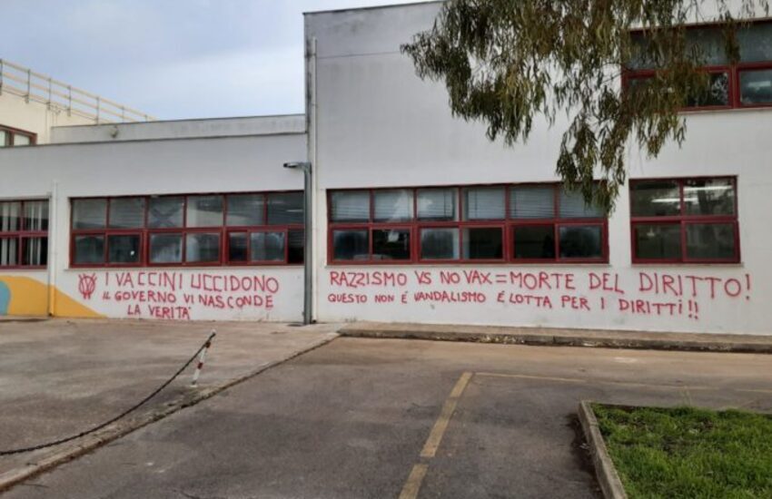 Ancora scritte No Vax in città, raid a scuola. “Obbligo al vaccino = stupro al diritto”